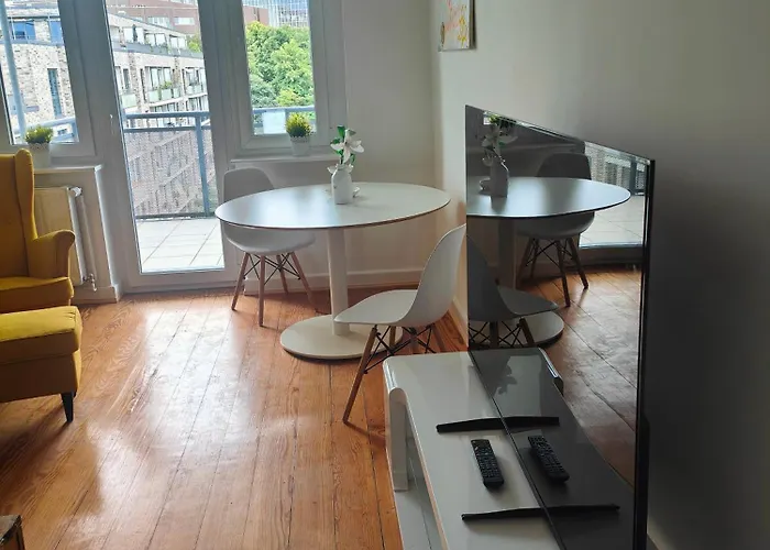 Mit Geräumigem Schlafzimmer Und Balkon *