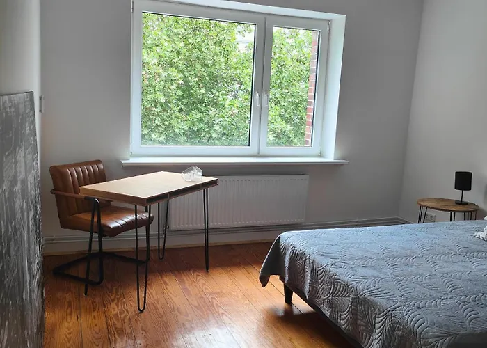 Mit Geräumigem Schlafzimmer Und Balkon *