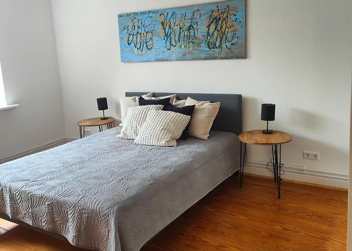 Mit Geräumigem Schlafzimmer Und Balkon Apartment